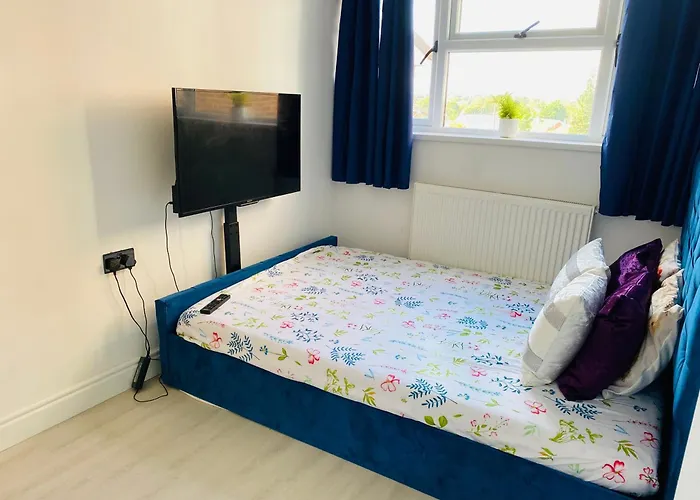 New-Built En-Suit Room With Large Tv Power Shower