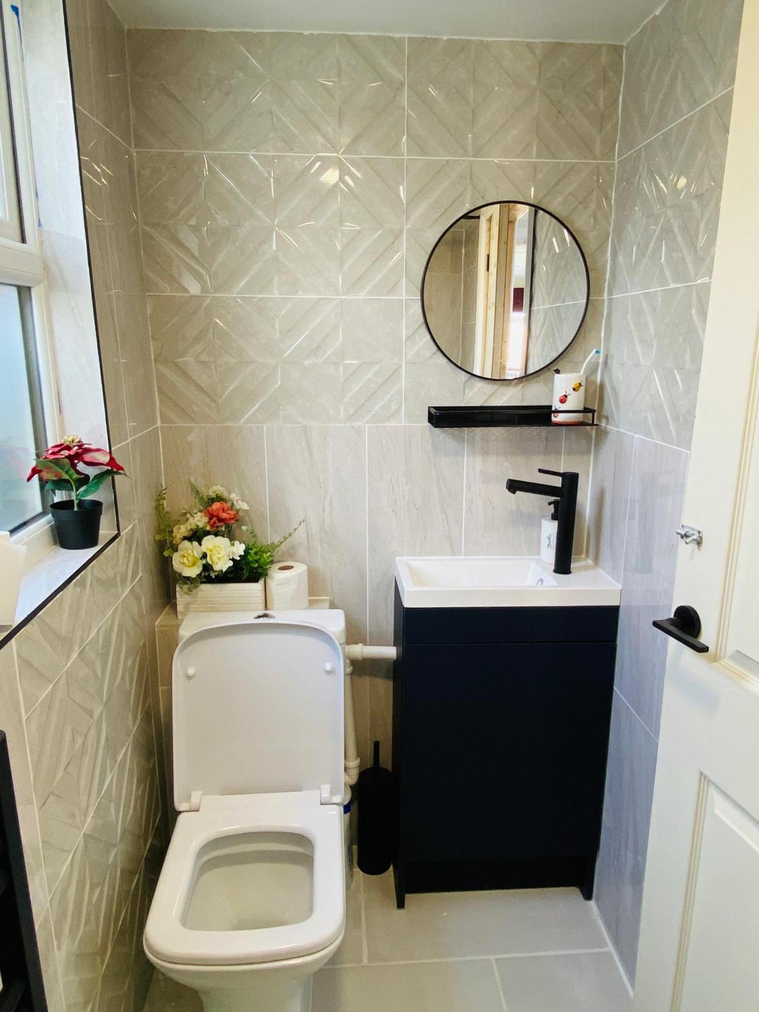 New-built En-suit With Large Tv Power Shower Homestay *