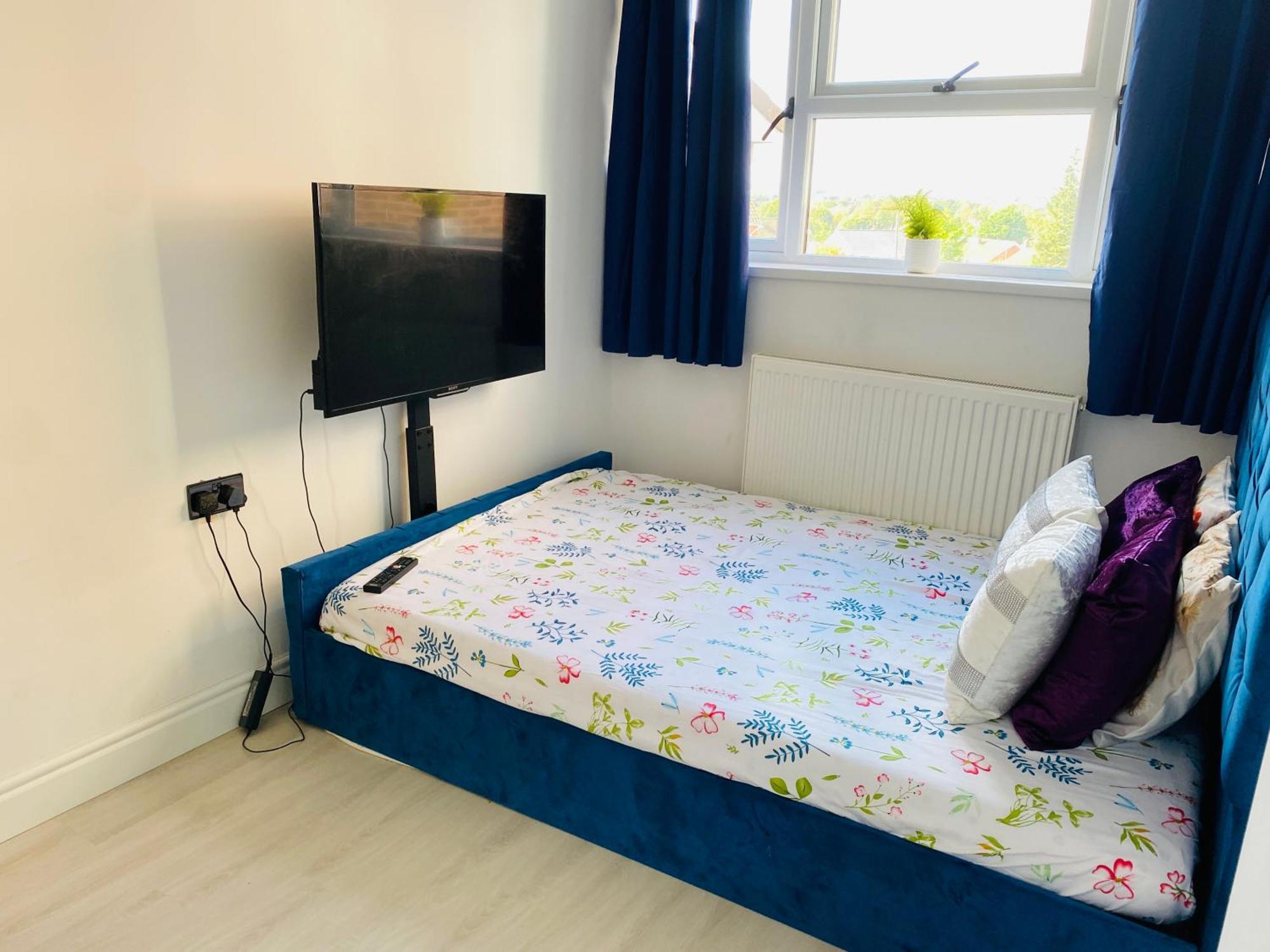 New-built En-suit With Large Tv Power Shower Homestay Birmingham