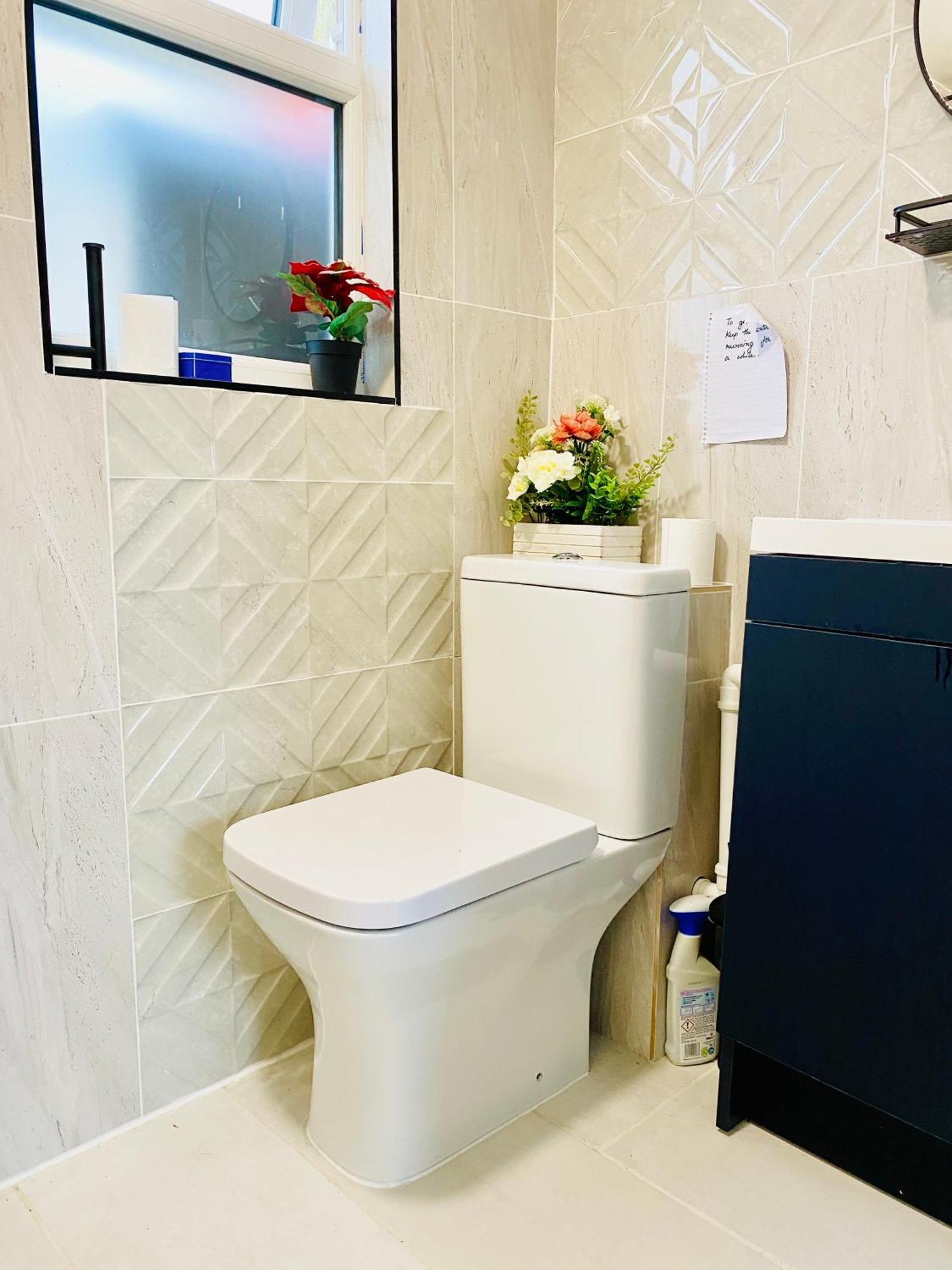 Homestay New-built En-suit With Large Tv Power Shower